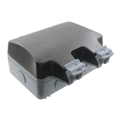 Caja impermeable universal de doble pared con toma de corriente IP66 para instalaciones en exteriores